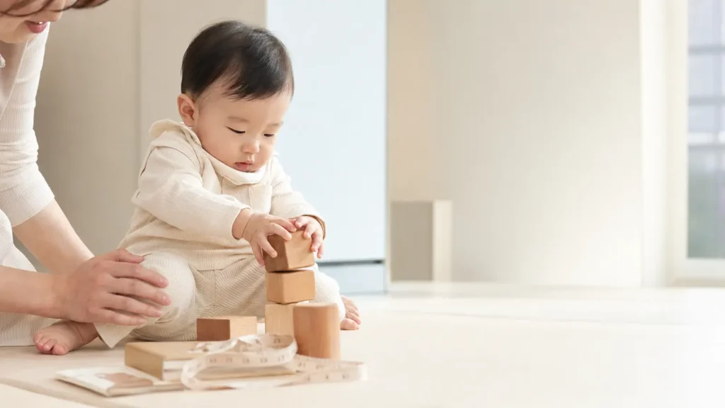 아이가 블록을 쌓으며 놀이하는 모습