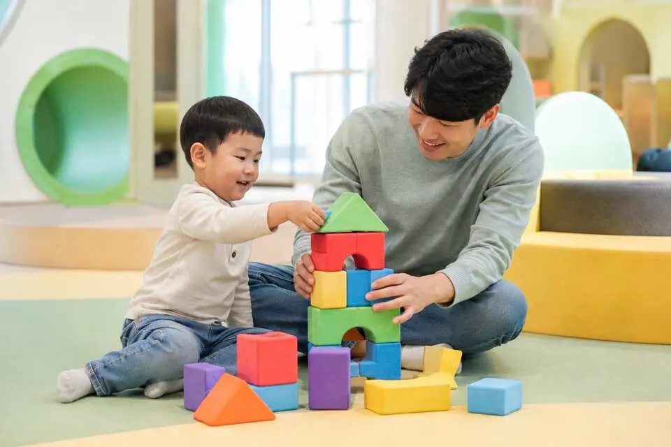 어린이창의체험관의 창의 놀이를 설명하는 연출 이미지